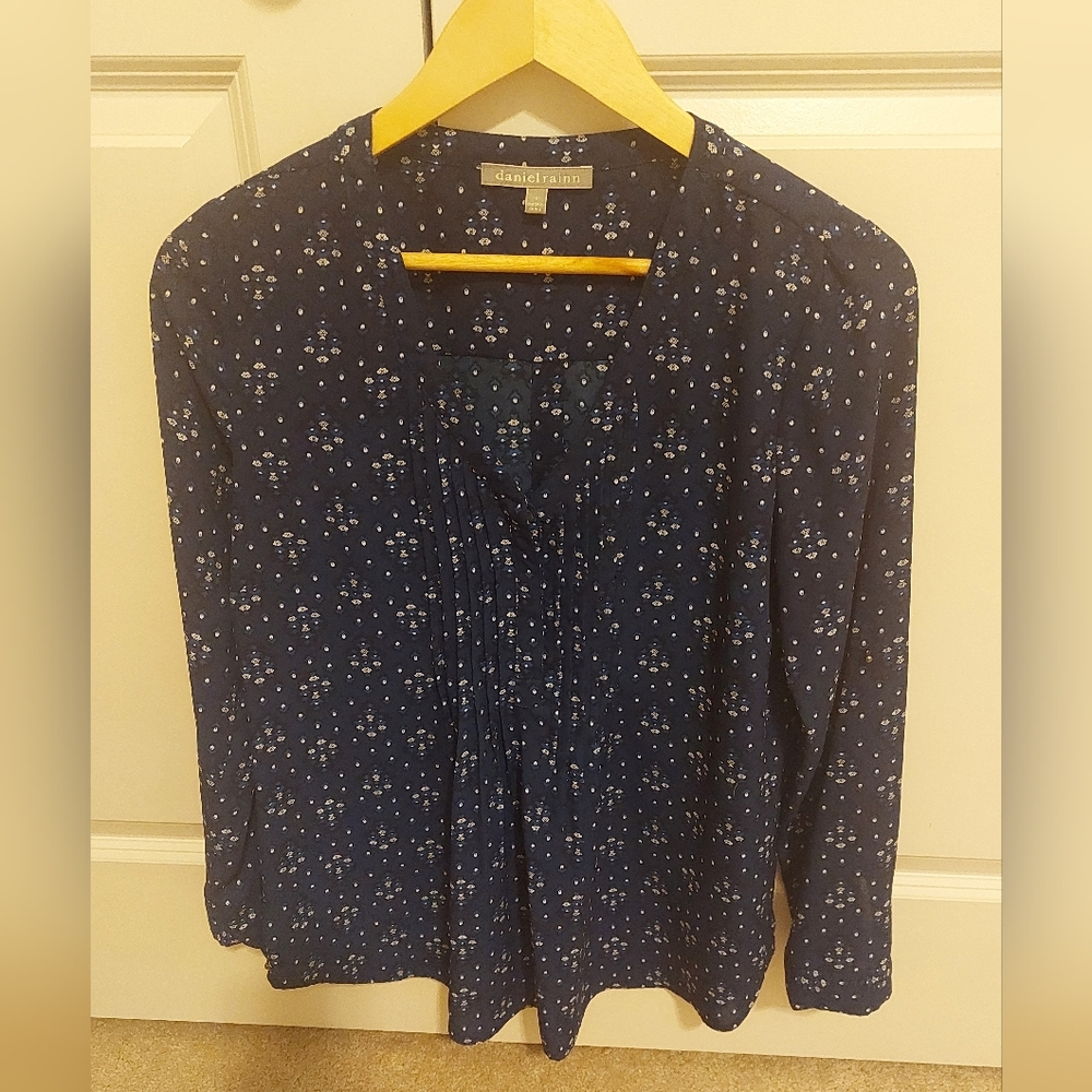 Cute navy top, classic , size small